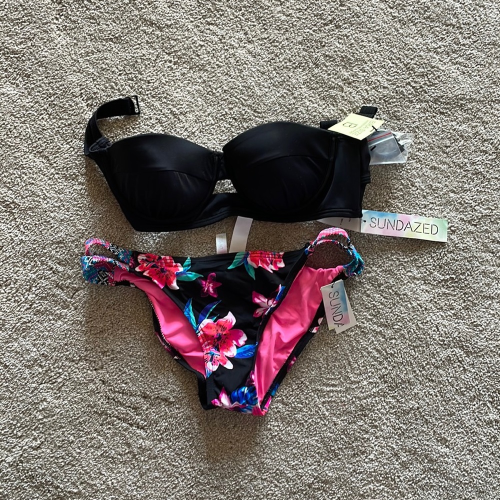Sundazed bakini. NWT! Top has underwire and fits 34b cup. Bottoms size medium